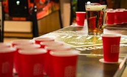Beer-Pong spielen im RODEO DRIVE Restaurant & Bowling